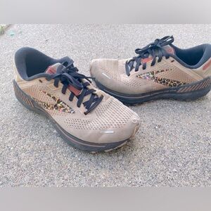 Brooks Women Running Shoes size 8.5